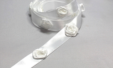15 m (10 x 1,5 m) Satinband mit Rosenkopf in weiß SONDERPOSTEN Restposten