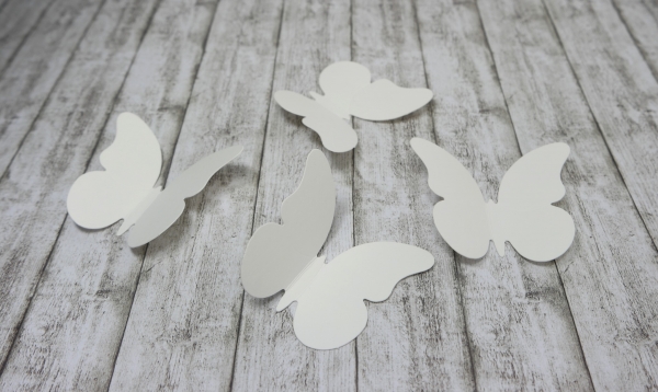 24 Schmetterlinge aus Bastelkarton weiß